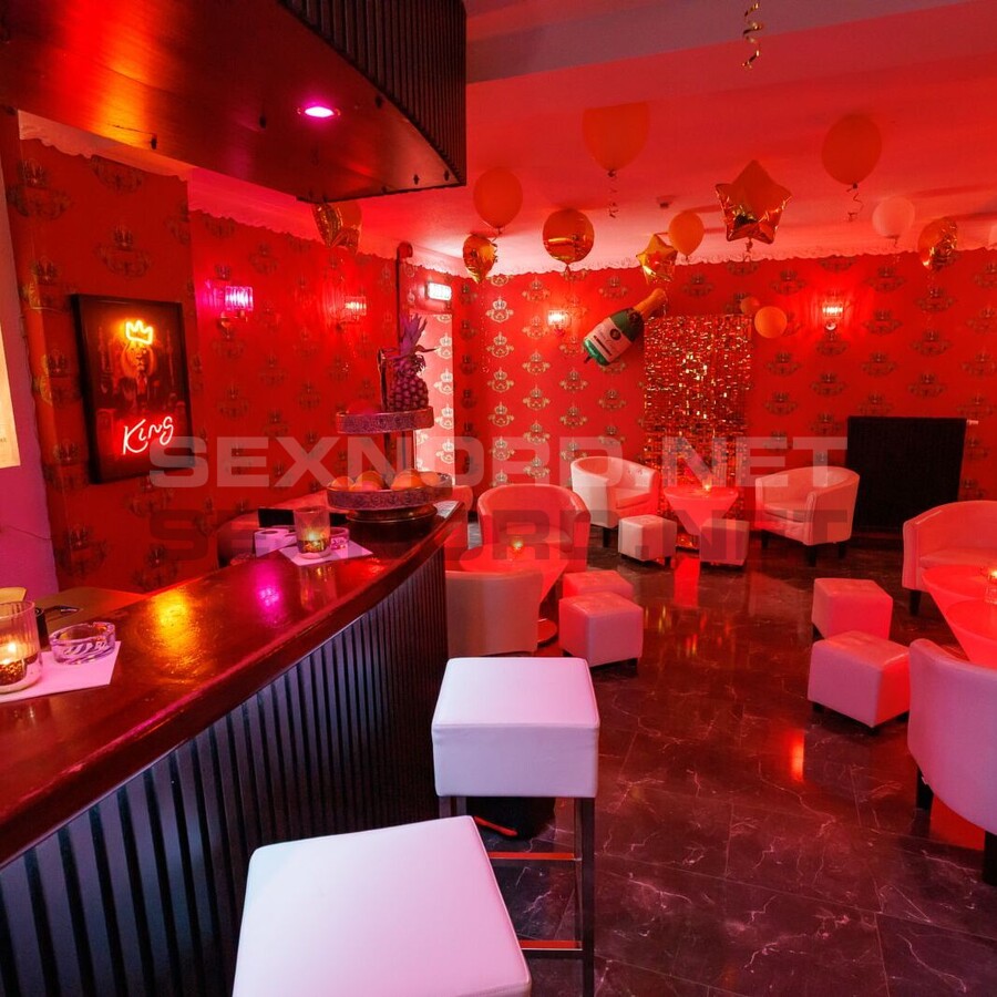 Bar- und Lounge-Bereich in warmem Licht